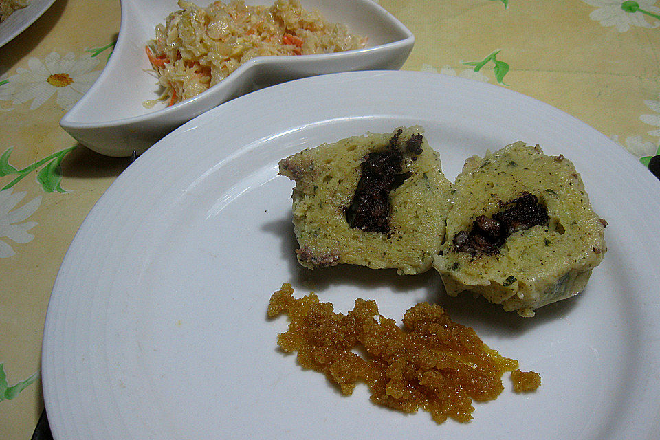 Grammelknödel auf Sauerkrautsalat