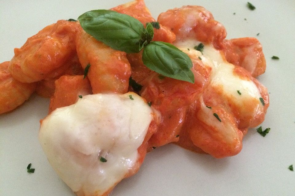 Gnocchi aus dem Ofen in Paprika-Tomaten-Sauce