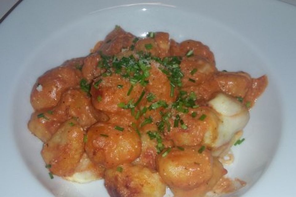 Gnocchi aus dem Ofen in Paprika-Tomaten-Sauce