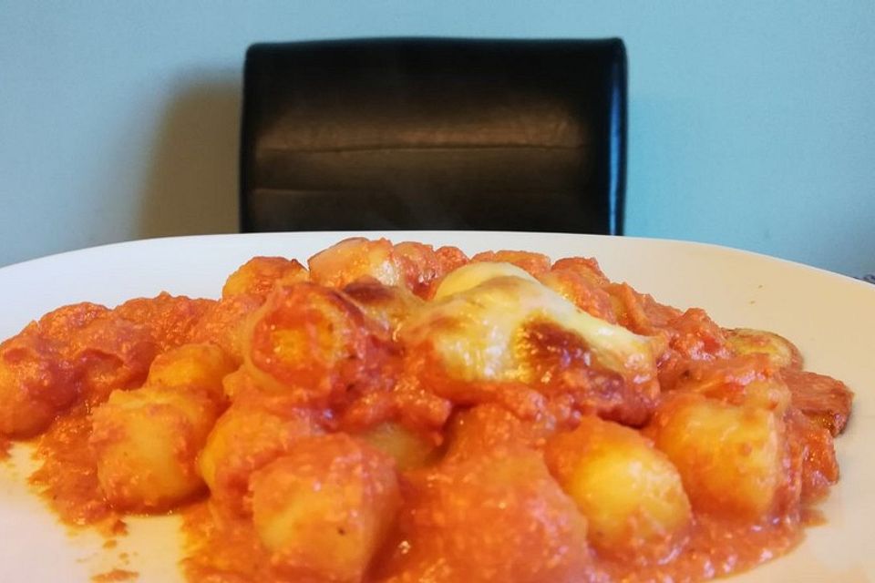 Gnocchi aus dem Ofen in Paprika-Tomaten-Sauce