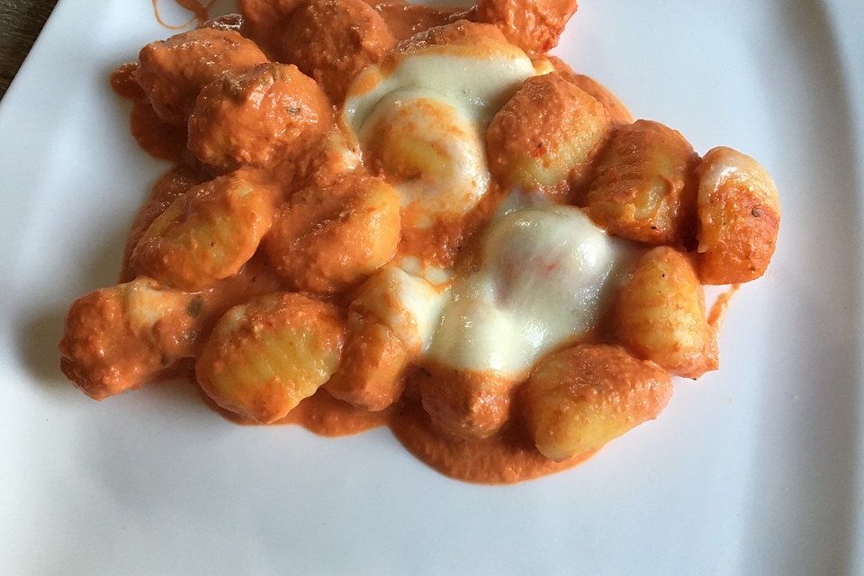 Gnocchi aus dem Ofen in Paprika-Tomaten-Sauce