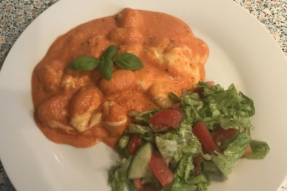 Gnocchi aus dem Ofen in Paprika-Tomaten-Sauce