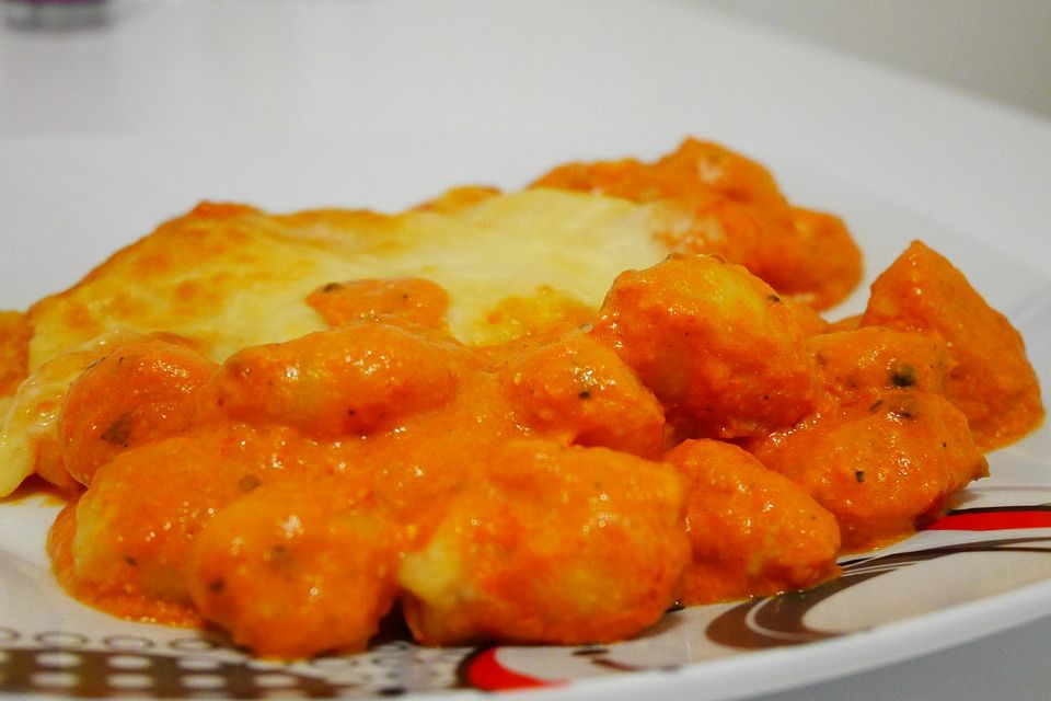 Gnocchi aus dem Ofen in Paprika-Tomaten-Sauce