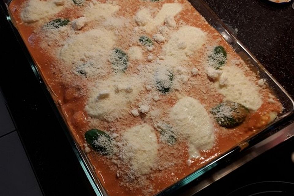 Gnocchi aus dem Ofen in Paprika-Tomaten-Sauce