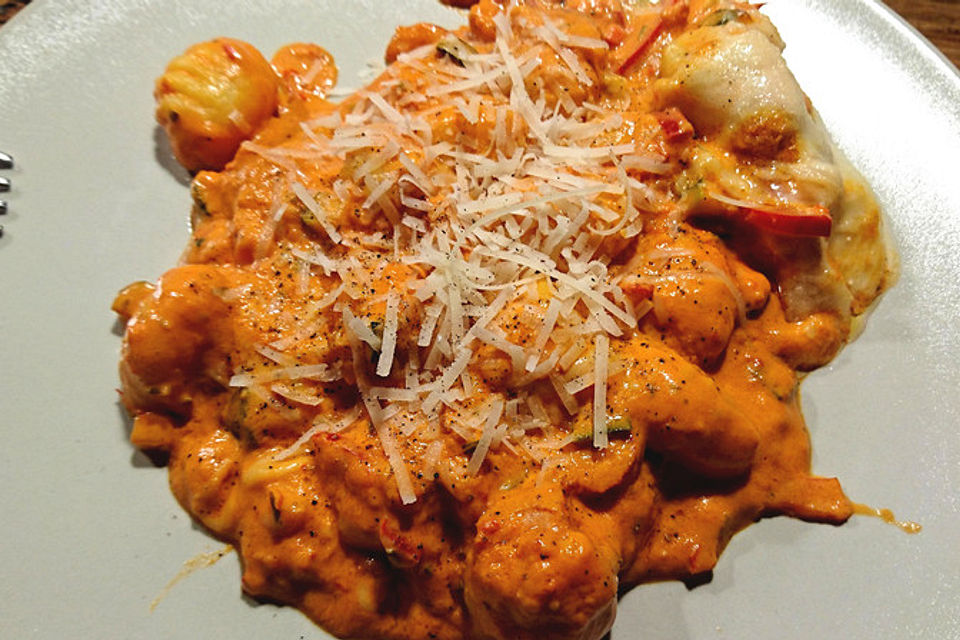 Gnocchi aus dem Ofen in Paprika-Tomaten-Sauce