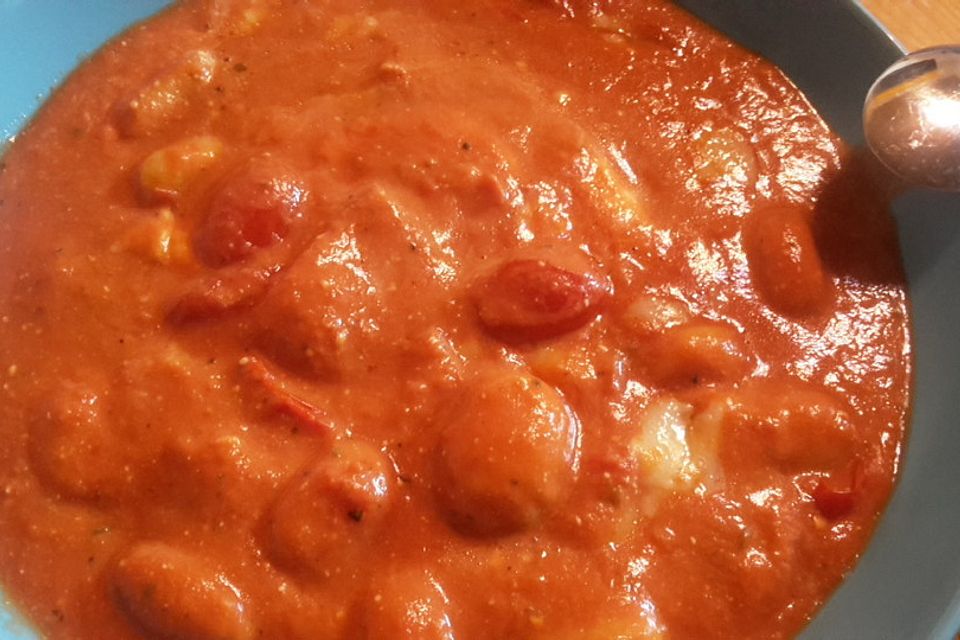 Gnocchi aus dem Ofen in Paprika-Tomaten-Sauce