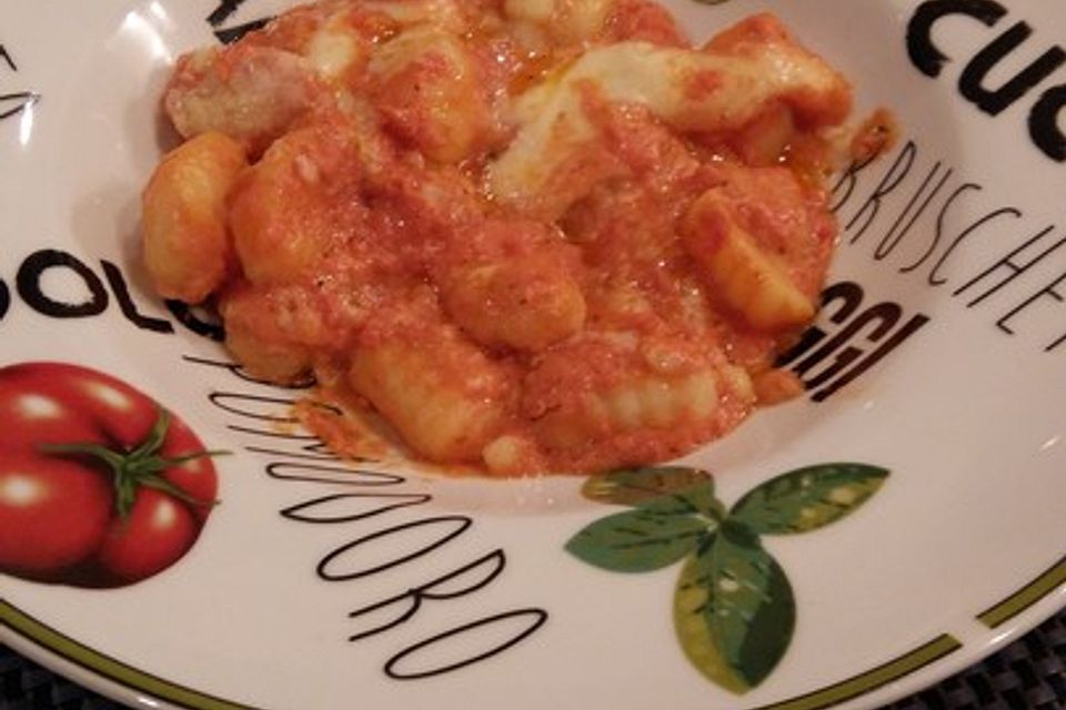 Gnocchi aus dem Ofen in Paprika-Tomaten-Sauce