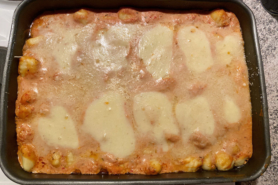 Gnocchi aus dem Ofen in Paprika-Tomaten-Sauce