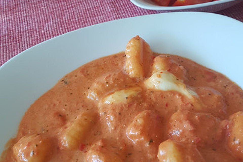 Gnocchi aus dem Ofen in Paprika-Tomaten-Sauce