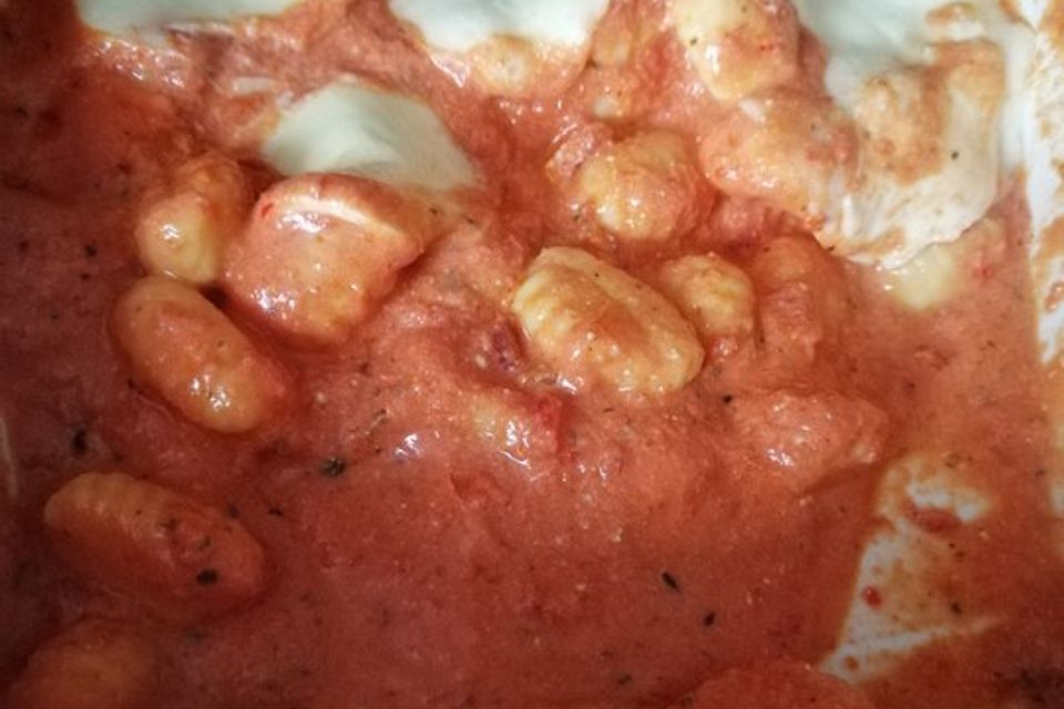 Gnocchi aus dem Ofen in Paprika-Tomaten-Sauce