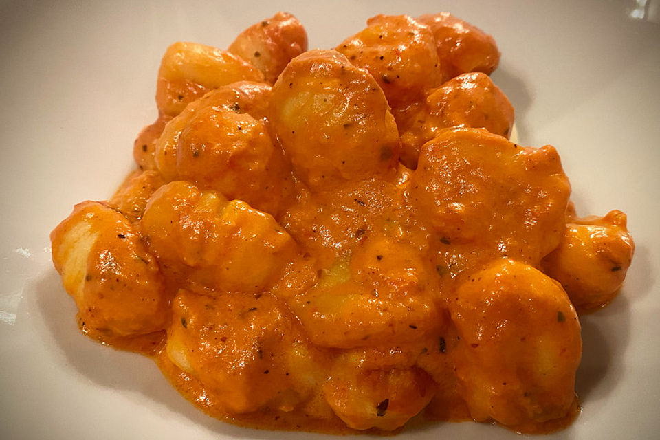 Gnocchi aus dem Ofen in Paprika-Tomaten-Sauce