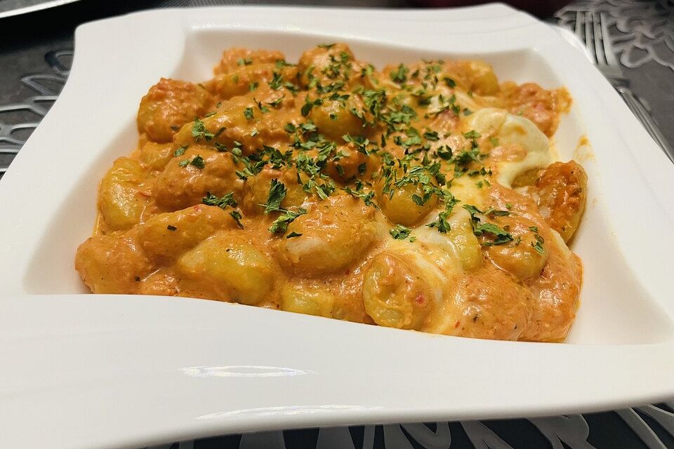 Gnocchi aus dem Ofen in Paprika-Tomaten-Sauce