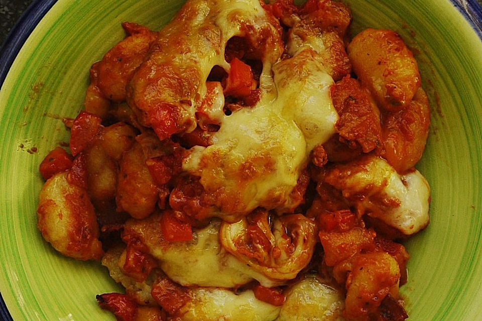 Gnocchi aus dem Ofen in Paprika-Tomaten-Sauce