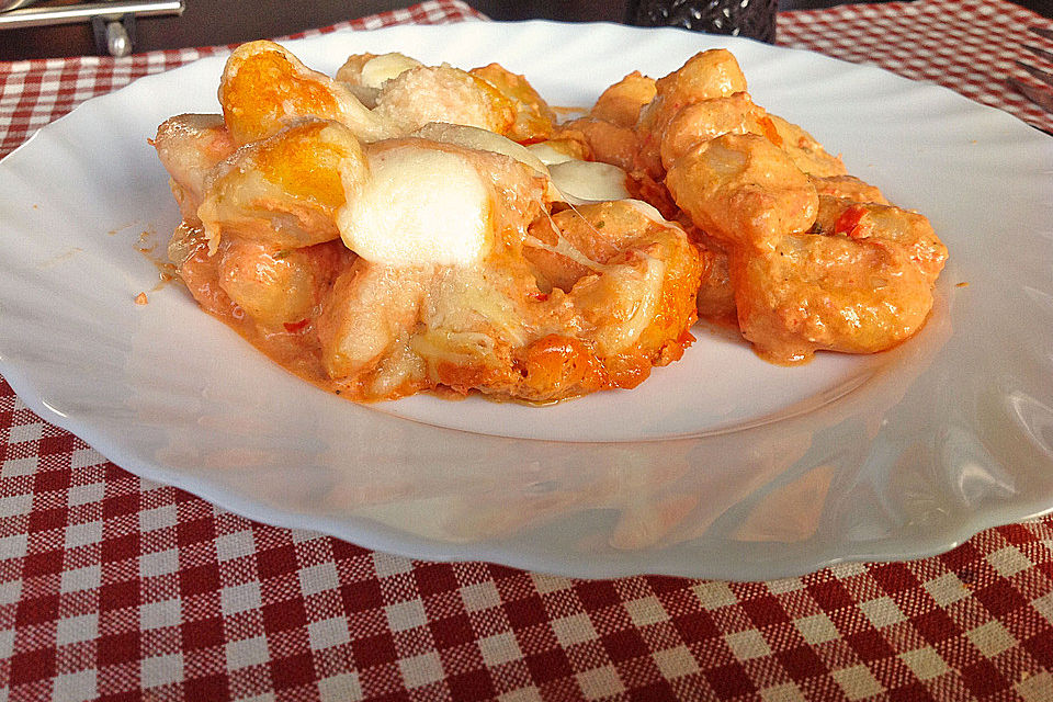 Gnocchi aus dem Ofen in Paprika-Tomaten-Sauce