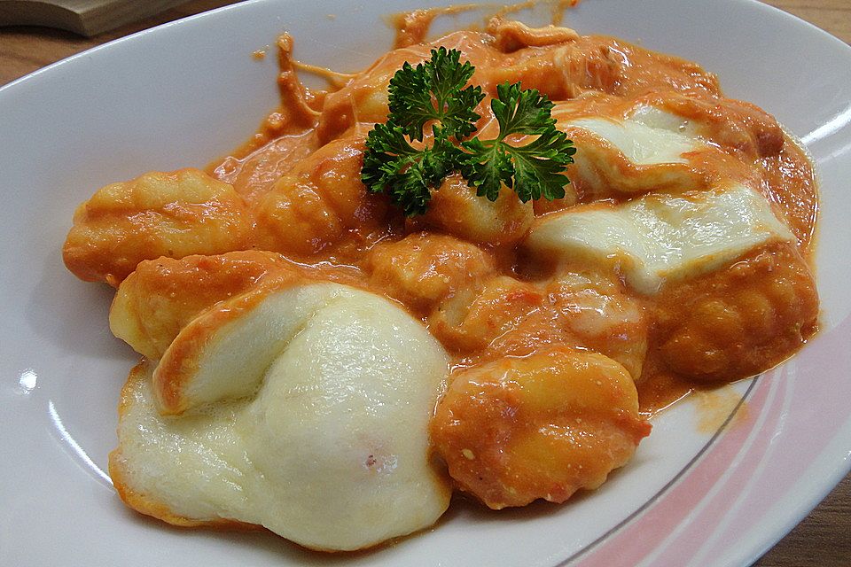 Gnocchi aus dem Ofen in Paprika-Tomaten-Sauce