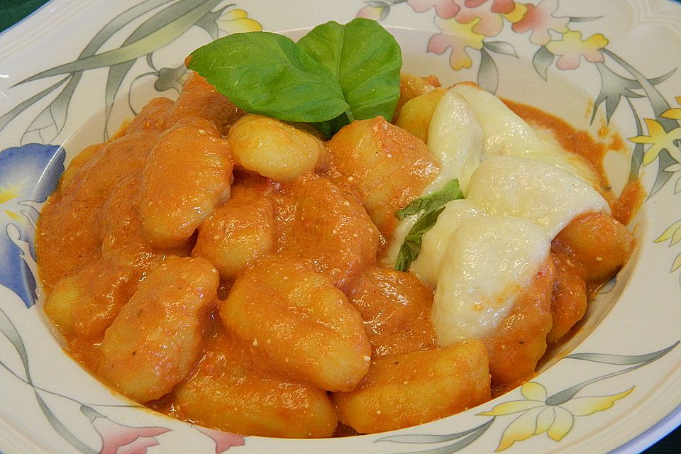 Gnocchi aus dem Ofen in Paprika-Tomaten-Sauce