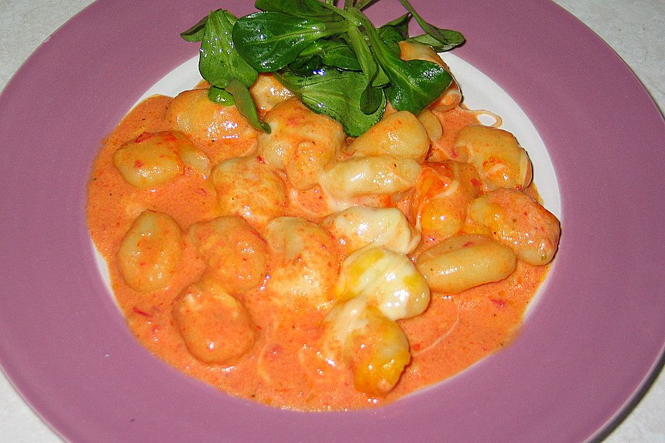 Gnocchi aus dem Ofen in Paprika-Tomaten-Sauce