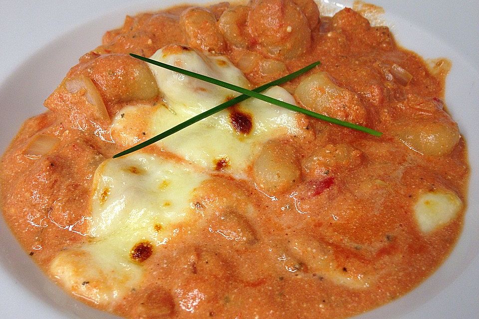 Gnocchi aus dem Ofen in Paprika-Tomaten-Sauce