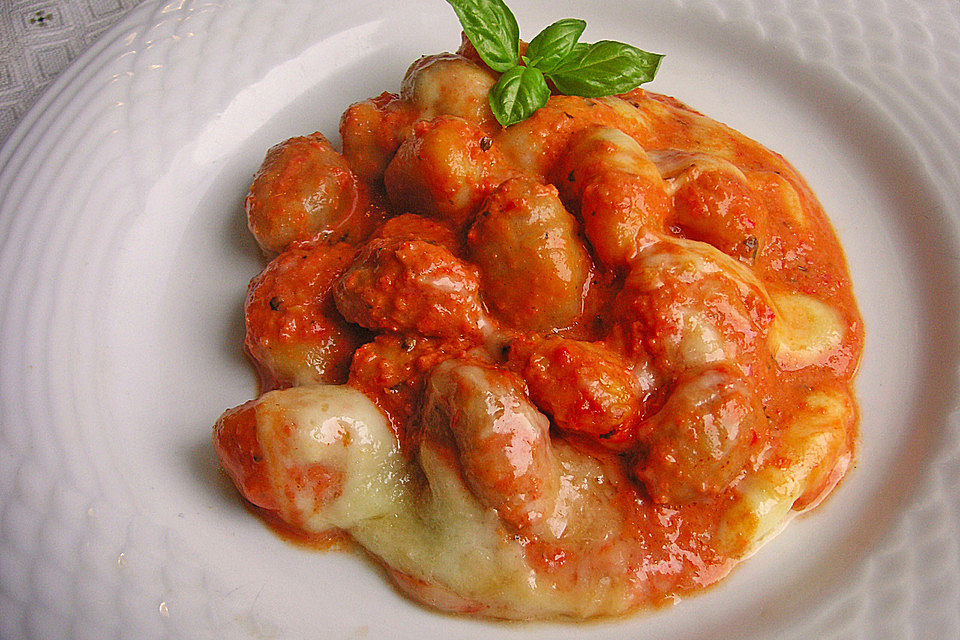 Gnocchi aus dem Ofen in Paprika-Tomaten-Sauce