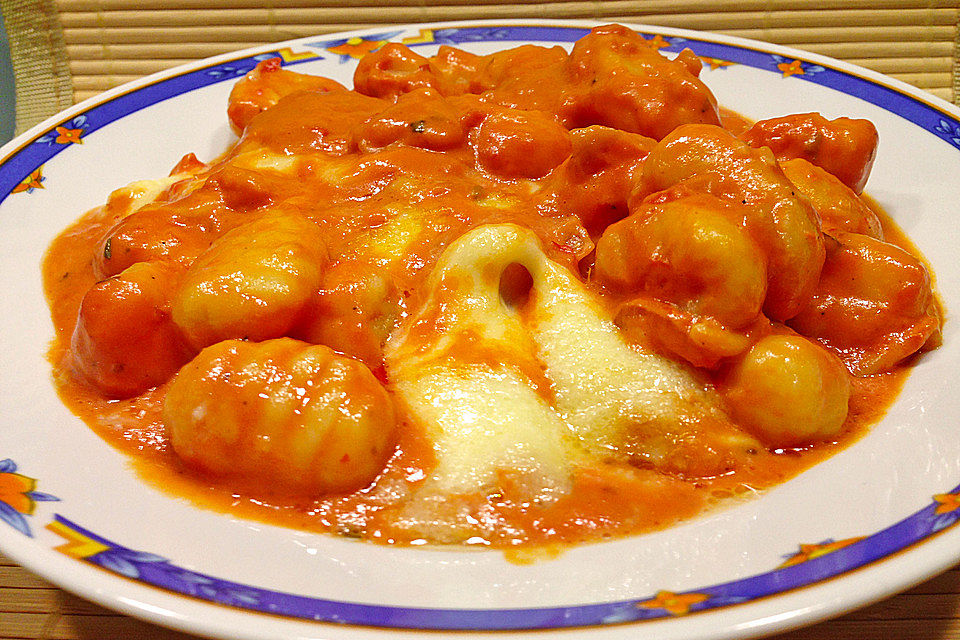 Gnocchi aus dem Ofen in Paprika-Tomaten-Sauce