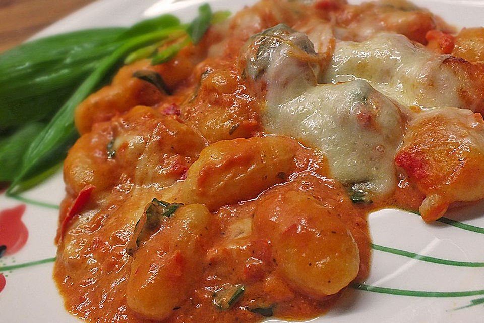 Gnocchi aus dem Ofen in Paprika-Tomaten-Sauce