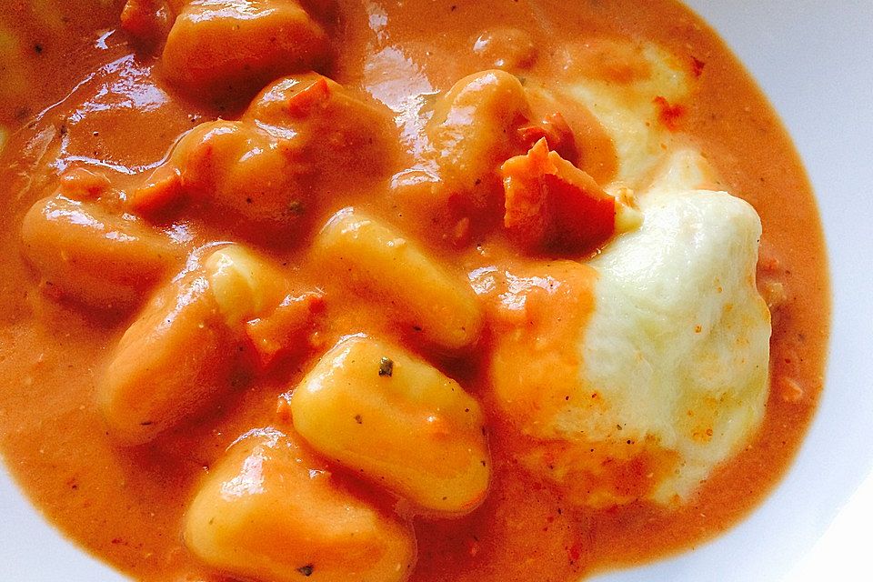 Gnocchi aus dem Ofen in Paprika-Tomaten-Sauce