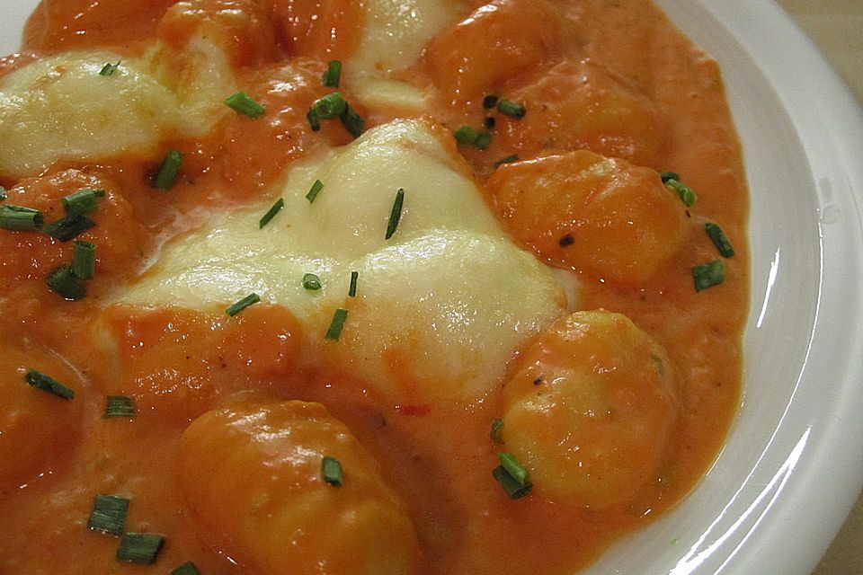 Gnocchi aus dem Ofen in Paprika-Tomaten-Sauce