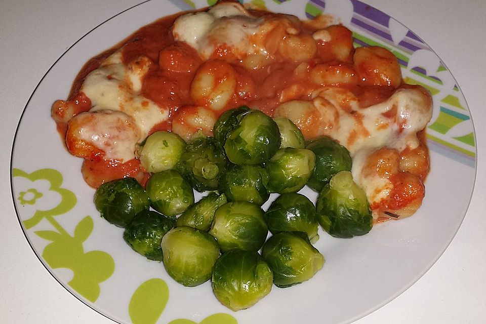 Gnocchi aus dem Ofen in Paprika-Tomaten-Sauce