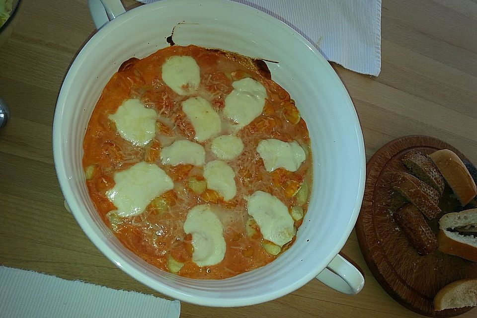 Gnocchi aus dem Ofen in Paprika-Tomaten-Sauce