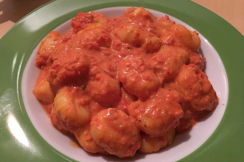 Gnocchi aus dem Ofen in Paprika-Tomaten-Sauce