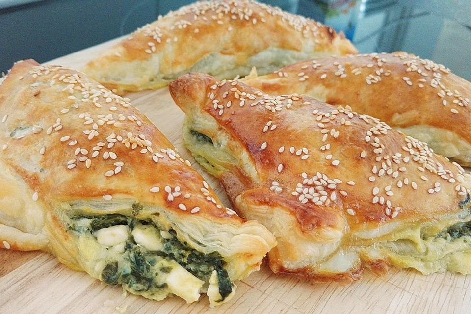 Blätterteig-Dreiecke mit Spinat und Feta