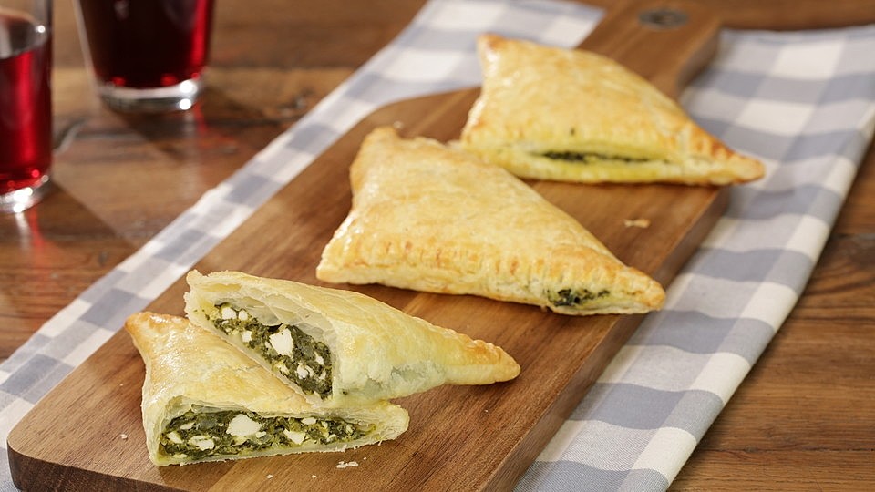 Blätterteig-Dreiecke mit Spinat und Feta von Weltenbummlerin