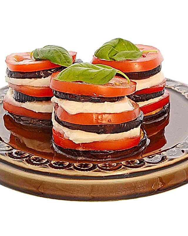 Auberginen – Mozzarella - Türmchen mit Tomaten