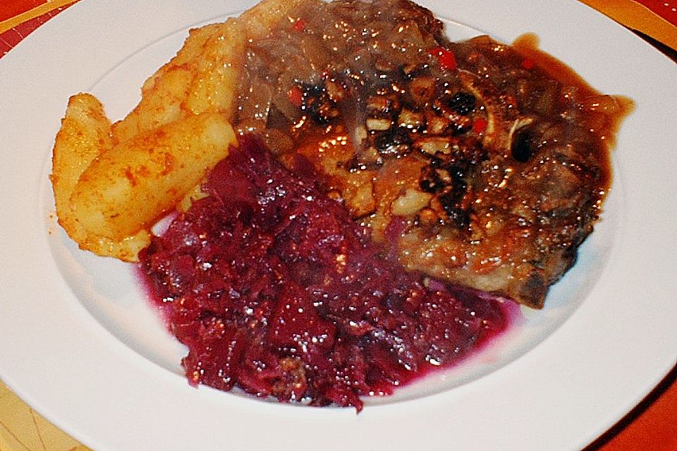 Gebratenes Kotelett mit tournierten Salzkartoffeln an Rotwein - Balsamico - Rotkohl