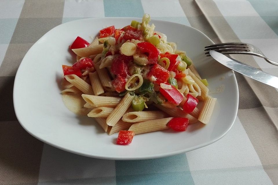 Nudeln mit Frühlingszwiebeln, Paprika und Katenschinken