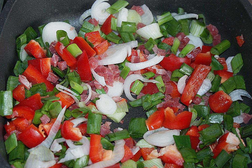 Nudeln mit Frühlingszwiebeln, Paprika und Katenschinken