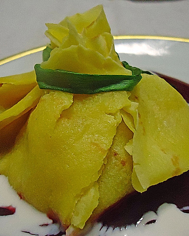 Crepe - Beutel mit karamellisierter Birnenfüllung
