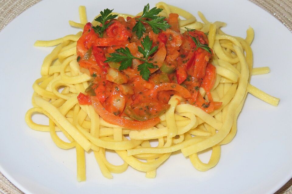 Bandnudeln mit Paprikajulienne in roter Sauce