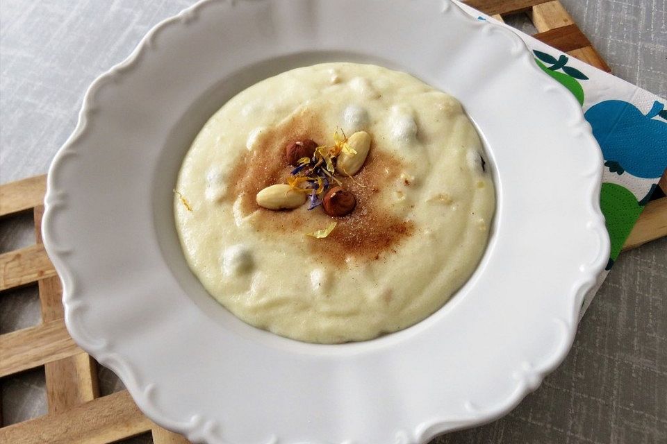 Grießbrei mit Nüssen und Rosinen