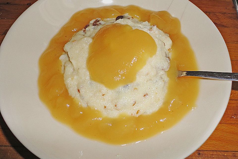 Grießbrei mit Nüssen und Rosinen