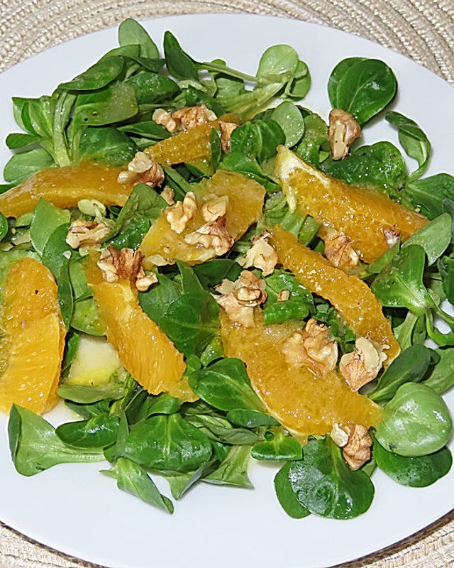 Feldsalat mit Orangendressing und Walnüssen