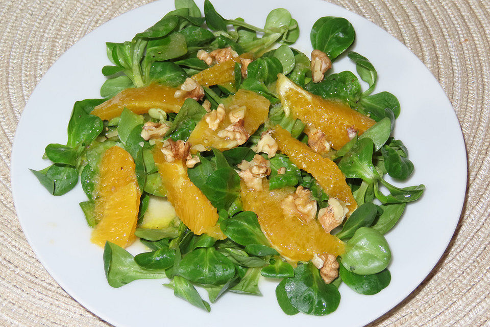 Feldsalat mit Orangendressing und Walnüssen