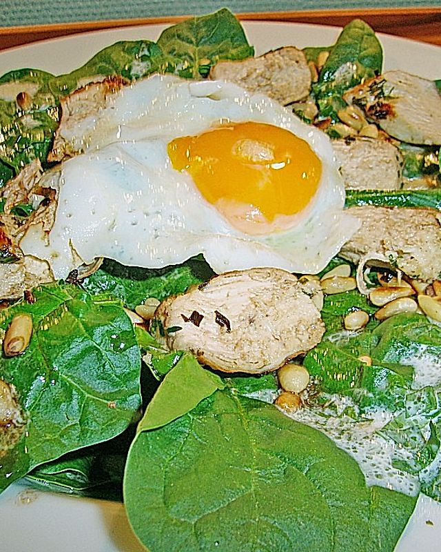 Spinatsalat mit Joghurt-Bärlauch-Dressing und Hähnchenbrust