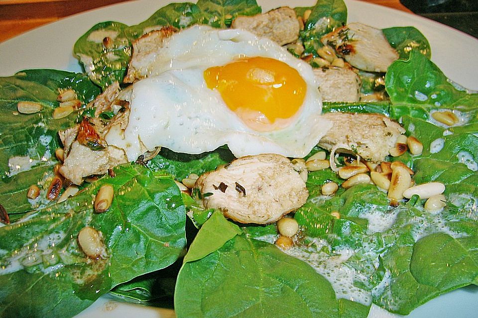 Spinatsalat mit Joghurt-Bärlauch-Dressing und Hähnchenbrust