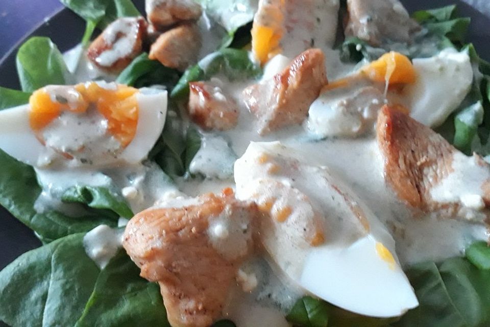 Spinatsalat mit Joghurt-Bärlauch-Dressing und Hähnchenbrust