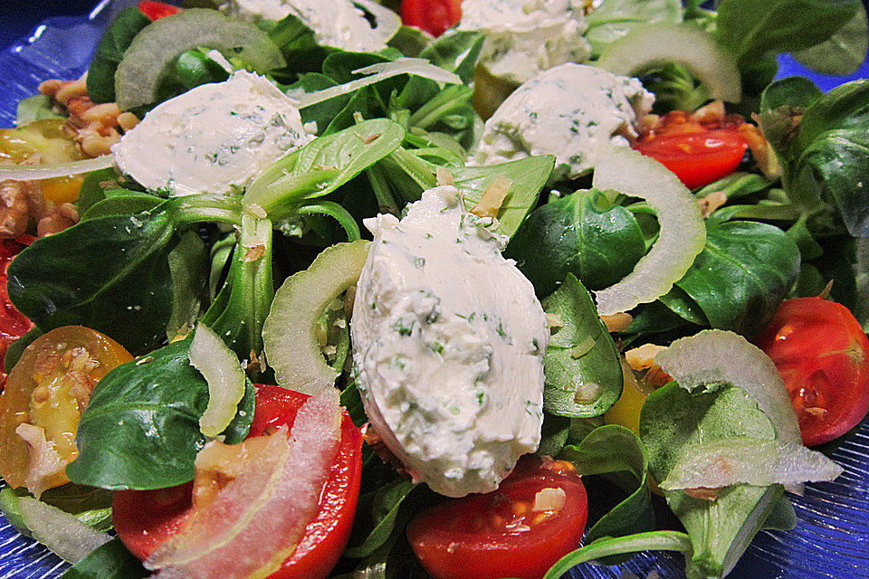 Winterlicher Salat mit Frischkäsebällchen