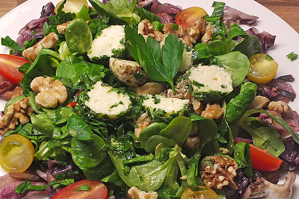 Winterlicher Salat mit Frischkäsebällchen