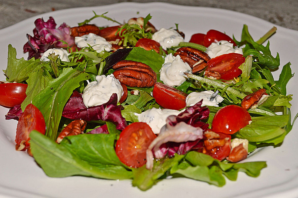 Winterlicher Salat mit Frischkäsebällchen