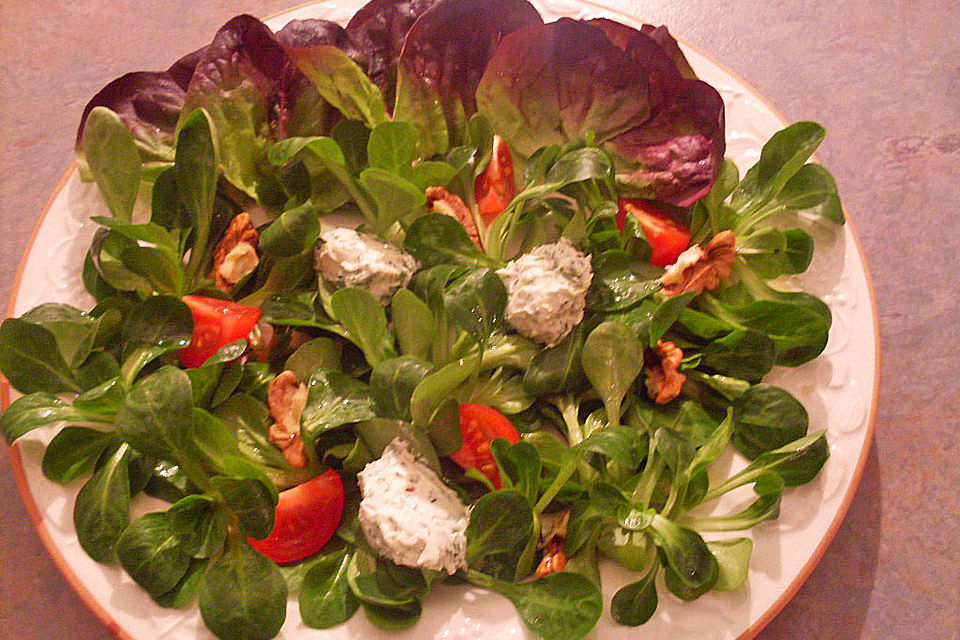 Winterlicher Salat mit Frischkäsebällchen