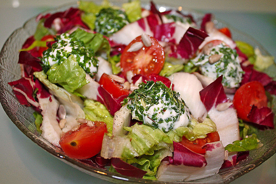 Winterlicher Salat mit Frischkäsebällchen